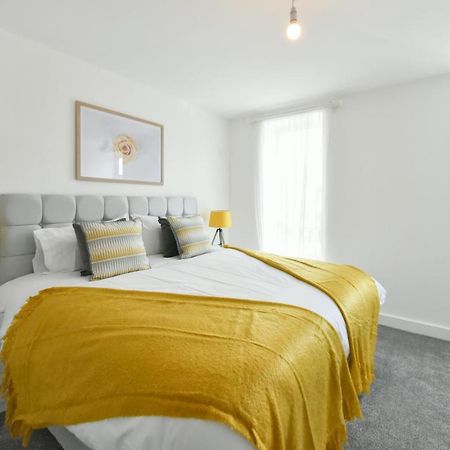 The Breath Taking Cube Aparthotel Pontefract Esterno foto