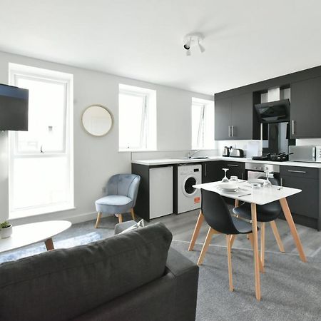 The Breath Taking Cube Aparthotel Pontefract Esterno foto