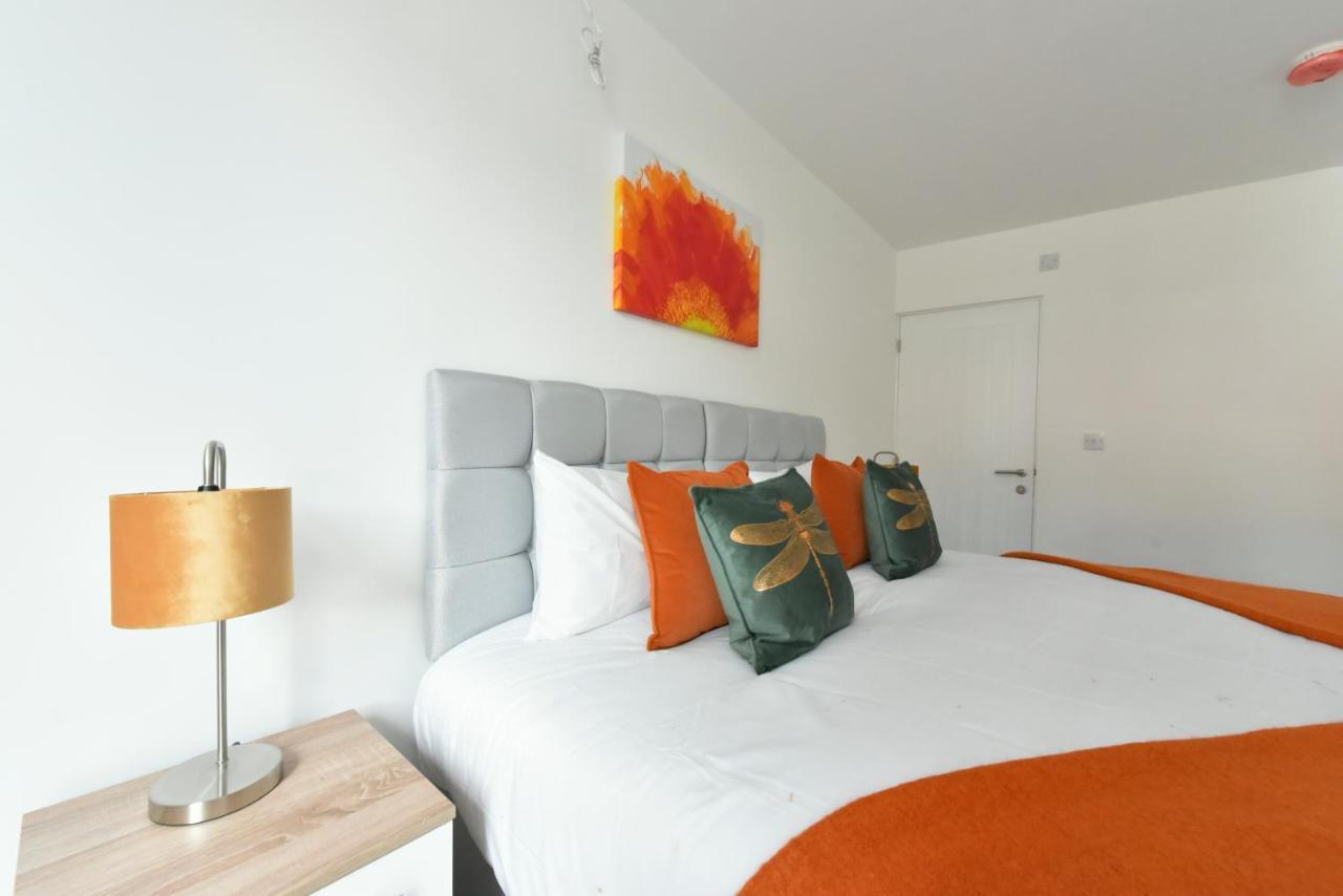 The Breath Taking Cube Aparthotel Pontefract Esterno foto