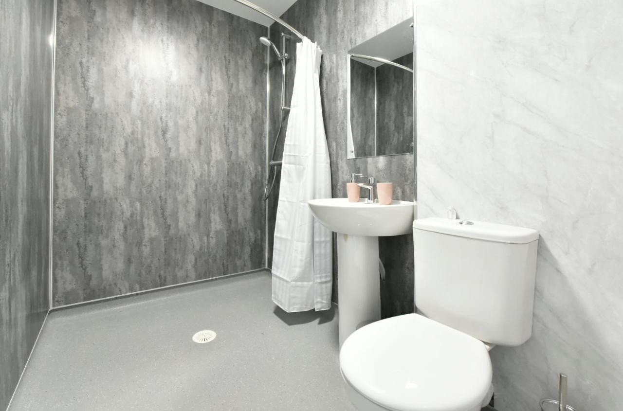 The Breath Taking Cube Aparthotel Pontefract Esterno foto