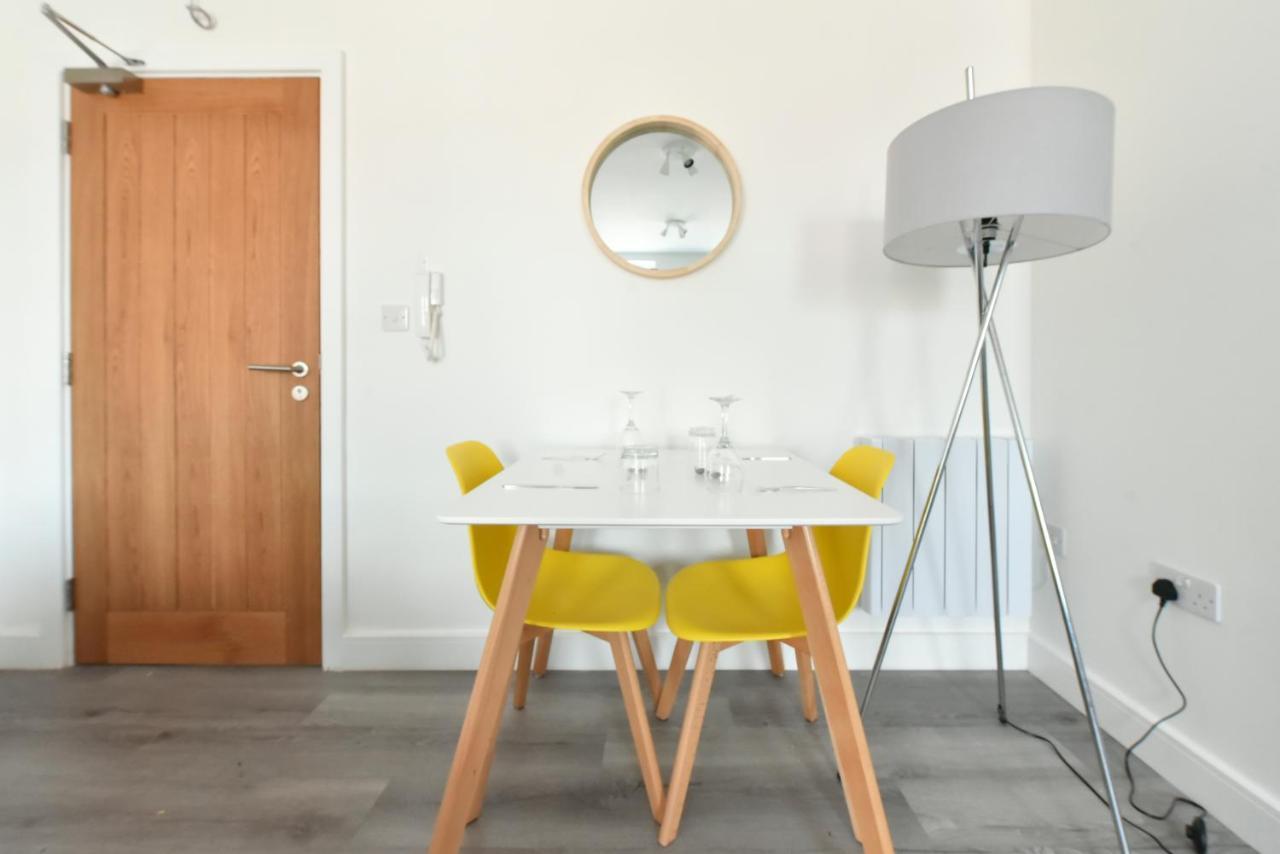 The Breath Taking Cube Aparthotel Pontefract Esterno foto