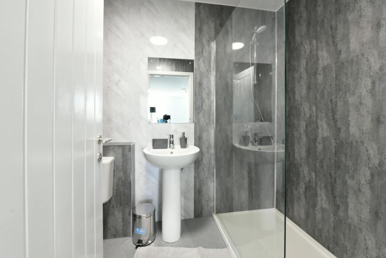 The Breath Taking Cube Aparthotel Pontefract Esterno foto